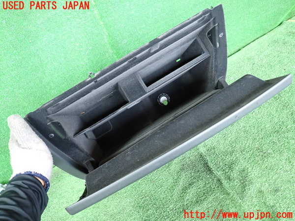 2UPJ-19337516]アウディ・A7 スポーツバック(4GCGWC)グローブボックス1 中古_m0002.jpg