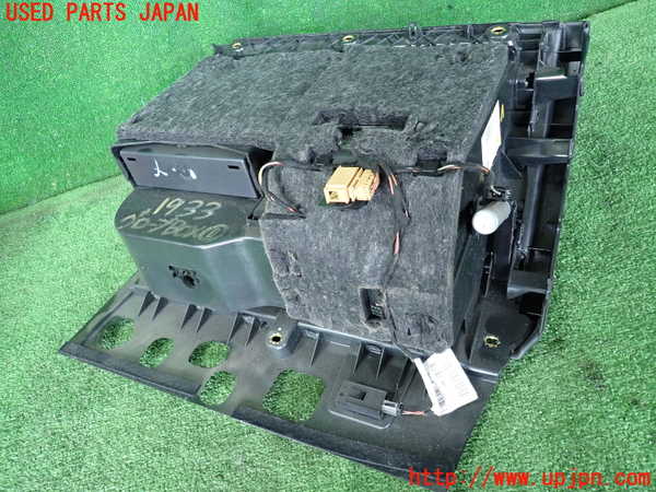 2UPJ-19337516]アウディ・A7 スポーツバック(4GCGWC)グローブボックス1 中古_m0003.jpg
