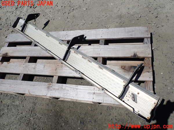 5UPJ-19341390]ハイラックスサーフ(RZN185W)右サイドステップ 中古_m0002.jpg