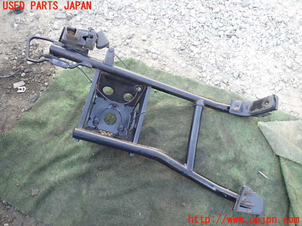 5UPJ-19341700]ハイラックスサーフ(RZN185W)スペアタイヤキャリア 中古_m0002.jpg