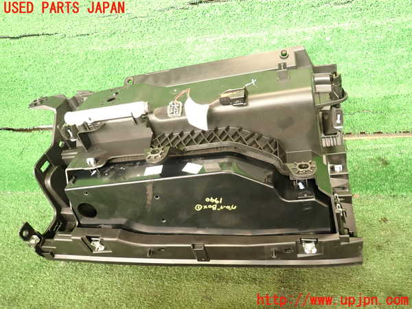 2UPJ-19407516]マセラティ・ギブリ M157(MG30C)グローブボックス1 中古_m0002.jpg