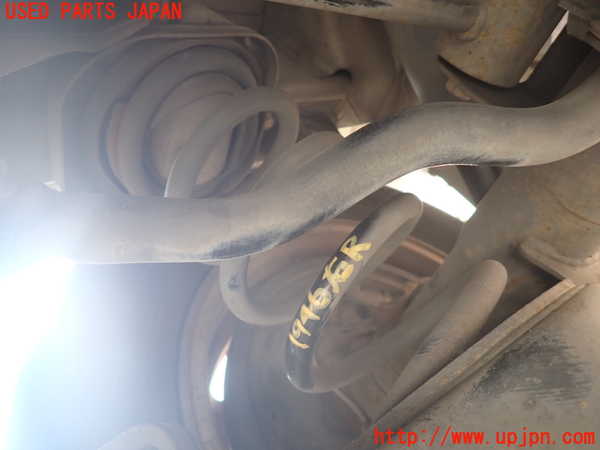 5UPJ-19465100]ハイエースワゴン100系(RZH101G)右リアスプリング 中古_m0001.jpg