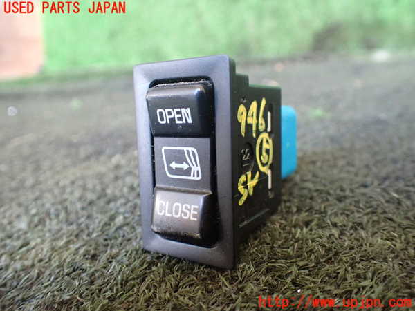 5UPJ-19466310]ハイエースワゴン100系(RZH101G)スイッチ5 (ドアカーテン開閉) 中古_m0001.jpg