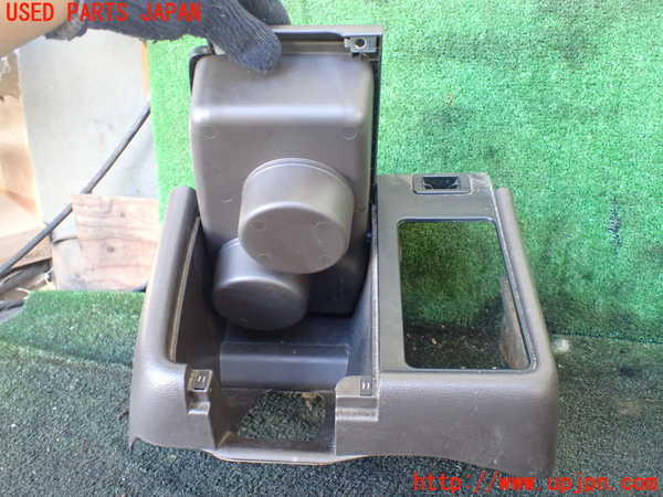 5UPJ-19467549]ハイエースワゴン100系(RZH101G)コンソール 中古_m0002.jpg