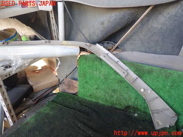 5UPJ-19467655]ハイエースワゴン100系(RZH101G)右フロントピラートリム 中古_m0004.jpg