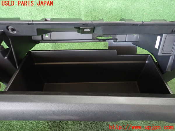 5UPJ-19517516]レヴォーグ(VN5)グローブボックス1 中古_m0004.jpg