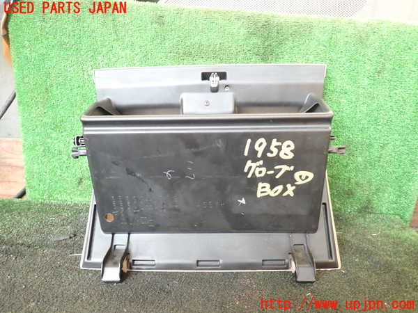 5UPJ-19587516]ランクル100系(UZJ100W)グローブボックス1 中古_m0003.jpg