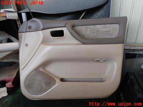 5UPJ-19581234]ランクル100系(UZJ100W)右前ドア内張り 中古_m0001.jpg