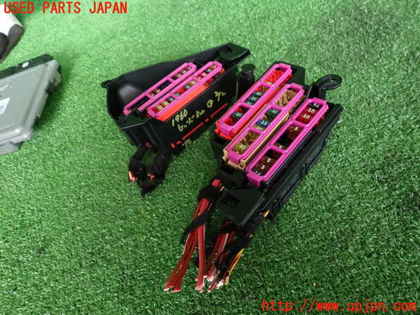 2UPJ-19606741]ポルシェ・マカン(J1H1)ヒューズボックス1 中古_m0001.jpg