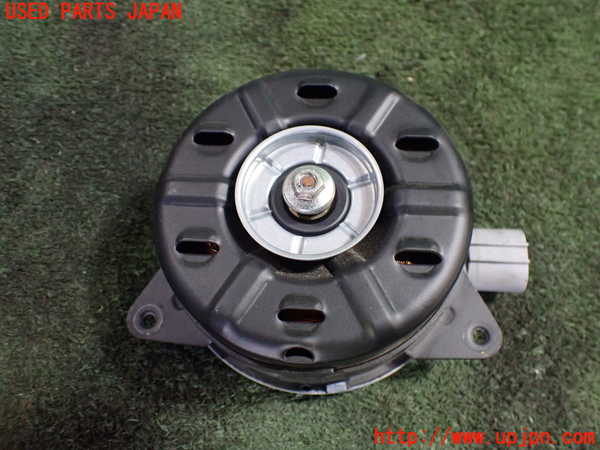 5UPJ-19706837]プリウスα(ZVW41W)電動ファン2 中古_m0002.jpg