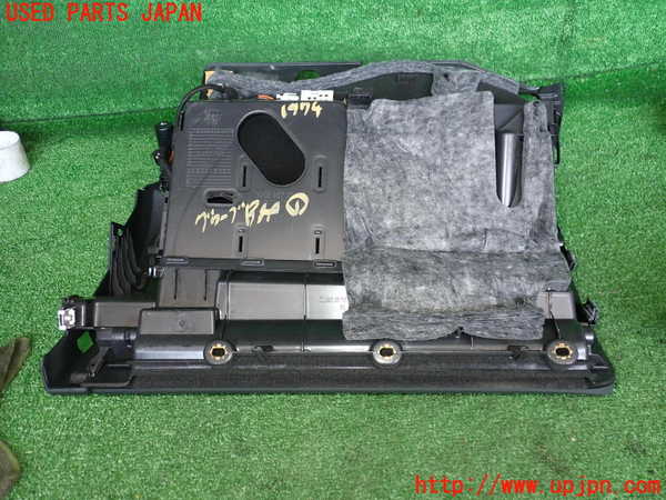 5UPJ-19747516]アウディ・S5(8TCGWF)グローブボックス1 中古_m0002.jpg