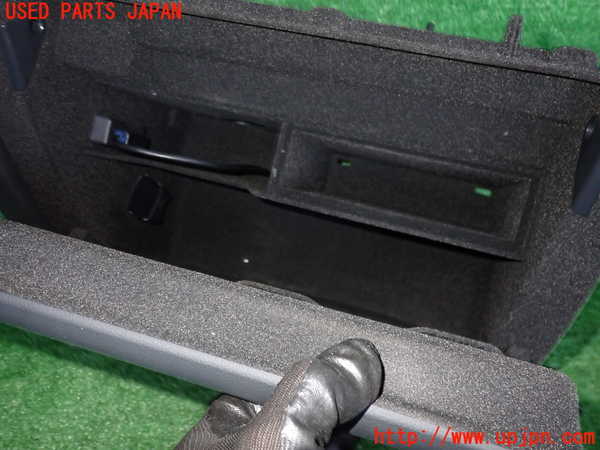 5UPJ-19747516]アウディ・S5(8TCGWF)グローブボックス1 中古_m0003.jpg