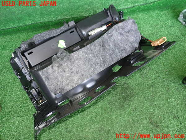 5UPJ-19747516]アウディ・S5(8TCGWF)グローブボックス1 中古_m0004.jpg