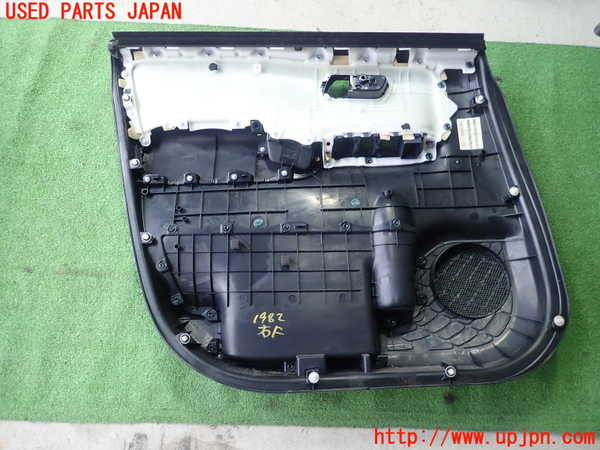 5UPJ-19821234]ノアハイブリッド(ヴォクシーハイブリッド)(ZWR80G)右前ドア内張り 中古_m0003.jpg