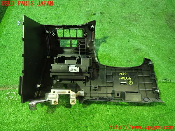 5UPJ-19847842]セレナ(GFC27)小物入れ2 中古_m0003.jpg