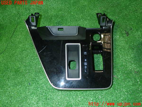 5UPJ-19847691]セレナ(GFC27)内装トリム類1 中古_m0001.jpg
