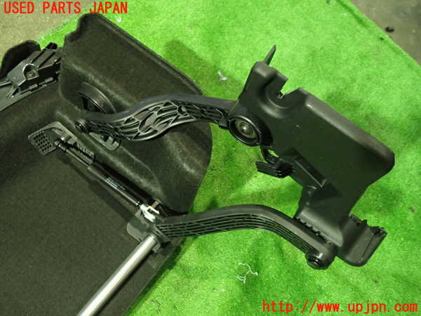 5UPJ-19927761]ベンツ SLC200 R172(172434)トノカバー1 中古_m0002.jpg