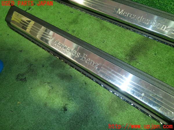 5UPJ-19927740]ベンツ SLC200 R172(172434)スカッフプレート 中古_m0003.jpg