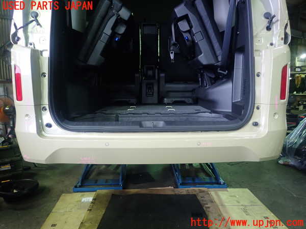 5UPJ-19961610]セレナ e-POWER(GC28)リアバンパー 中古_m0001.jpg