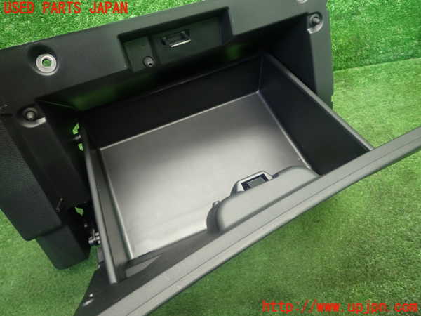 5UPJ-19967516]セレナ e-POWER(GC28)グローブボックス1 中古_m0003.jpg