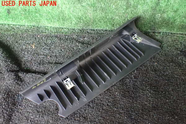 5UPJ-19977660]ジープラングラー アンリミテッド(JK38L)左フロントピラートリム 中古_m0002.jpg