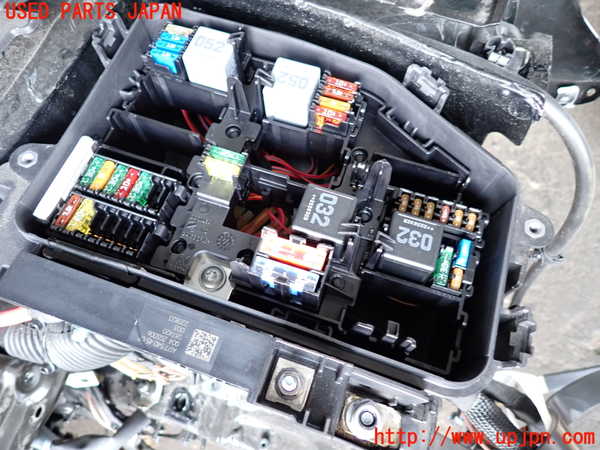 5UPJ-20036741]ベンツ B200 d(247012)(W247)ヒューズボックス1 中古_m0002.jpg