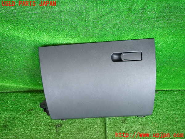 5UPJ-20037516]ベンツ B200 d(247012)(W247)グローブボックス1 中古_m0001.jpg