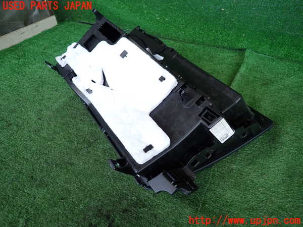 5UPJ-20037516]ベンツ B200 d(247012)(W247)グローブボックス1 中古_m0003.jpg
