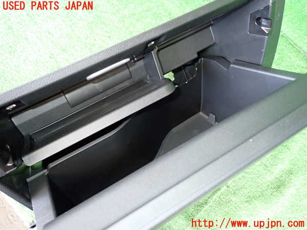 5UPJ-20037516]ベンツ B200 d(247012)(W247)グローブボックス1 中古_m0004.jpg