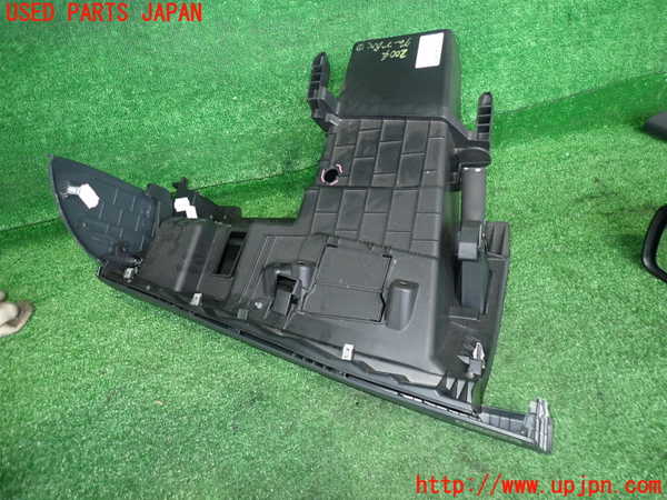 5UPJ-20047516]ルノー・メガーヌ R.S.(ルノー・スポール)(DZF4R)グローブボックス1 中古_m0002.jpg