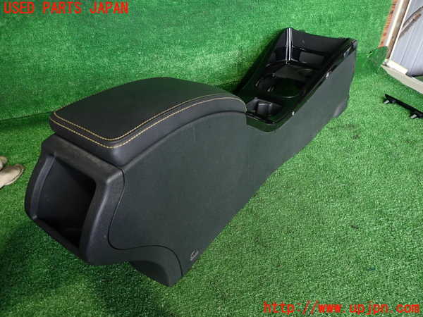 5UPJ-20047540]ルノー・メガーヌ R.S.(ルノー・スポール)(DZF4R)センターコンソール 中古_m0002.jpg