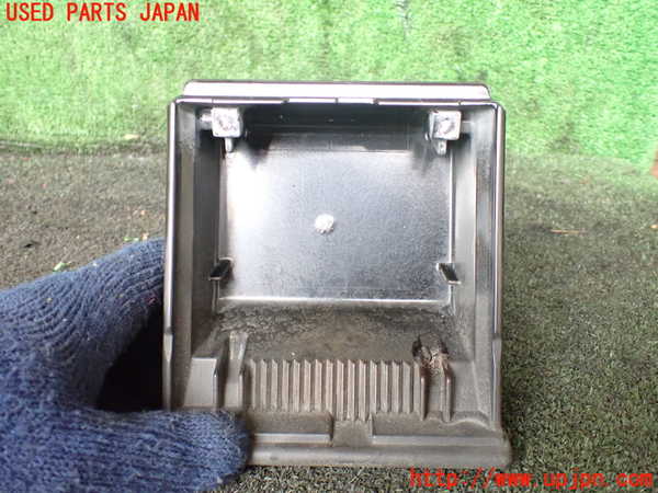 5UPJ-20107821]ランクルプラド(KZJ78W)灰皿1 【ジャンク】_m0002.jpg