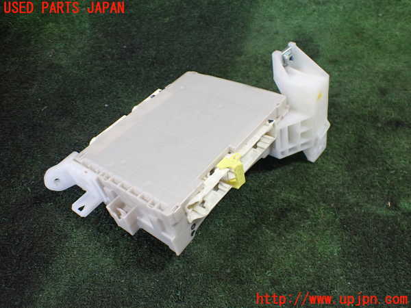 5UPJ-20196741]プリウスα(ZVW41W)ヒューズボックス1 中古_m0001.jpg