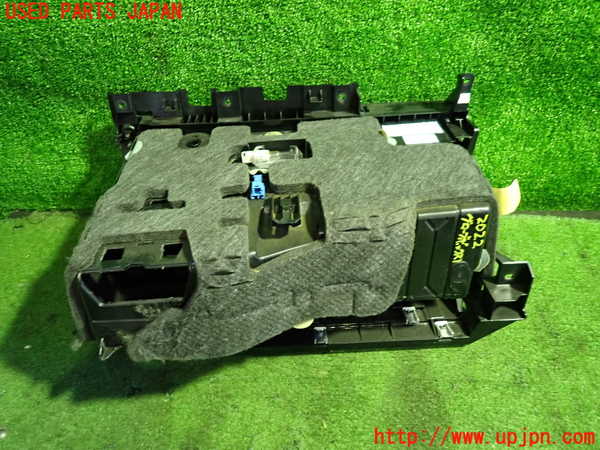 1UPJ-20227516]ベンツ CLS350(218359C C218)グローブボックス1 中古_m0004.jpg