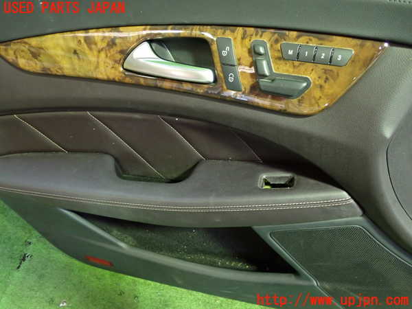 1UPJ-20221264]ベンツ CLS350(218359C C218)左前ドア内張り 中古_m0002.jpg