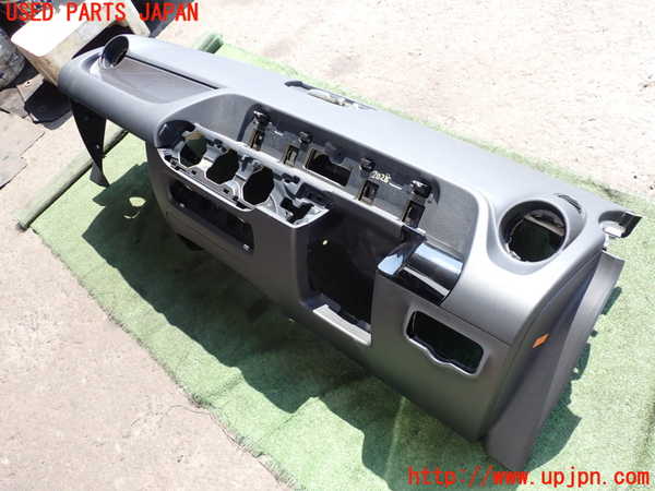 5UPJ-20287505]ベンツ B180(247084)ダッシュボード 中古 【W247】_m0002.jpg