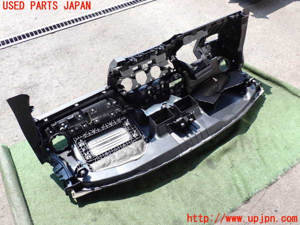 5UPJ-20287505]ベンツ B180(247084)ダッシュボード 中古 【W247】_m0003.jpg