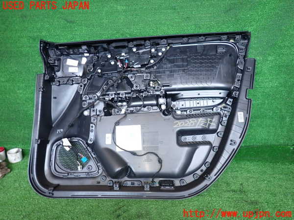 5UPJ-20281264]ベンツ B180(247084)左前ドア内張り 中古 【W247】_m0002.jpg