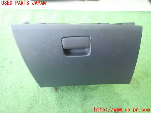 5UPJ-20307516]ベンツ CLA180 C117(117342)グローブボックス1 中古_m0001.jpg