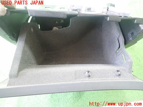 5UPJ-20307516]ベンツ CLA180 C117(117342)グローブボックス1 中古_m0002.jpg