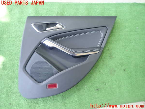 5UPJ-20301294]ベンツ CLA180 C117(117342)右後ドア内張り 中古_m0001.jpg