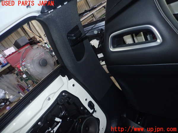 5UPJ-20307670]ベンツ CLA180 C117(117342)左センターピラートリム 中古_m0001.jpg