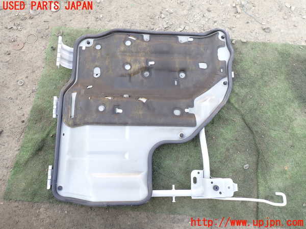 5UPJ-20402160]NV350 キャラバン バン(VR2E26)エンジンアッパーカバー 中古_m0002.jpg