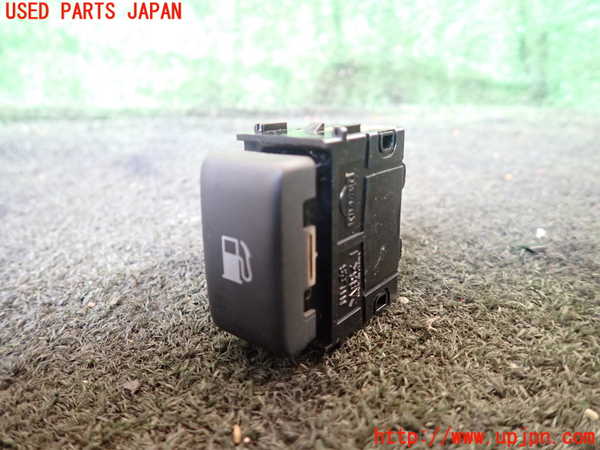 5UPJ-20406308]NV350 キャラバン バン(VR2E26)スイッチ3（フューエルオープナー） 中古_m0001.jpg