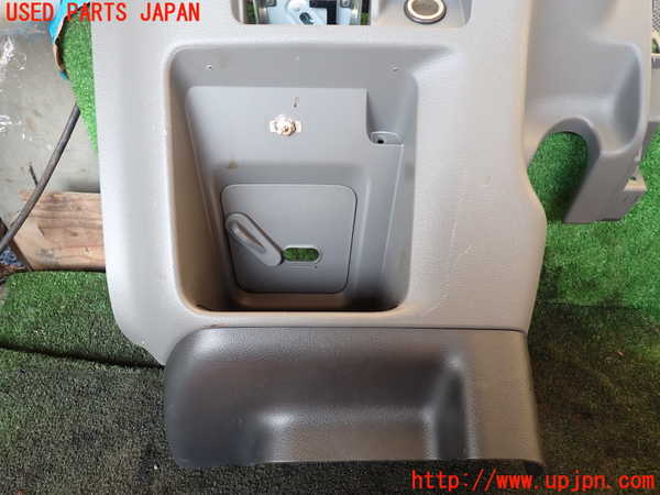 5UPJ-20407549]NV350 キャラバン バン(VR2E26)コンソール 中古_m0003.jpg