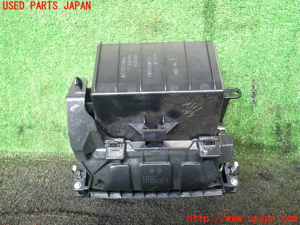 5UPJ-20487841]ランクルプラド(TRJ150W)小物入れ1 中古_m0003.jpg