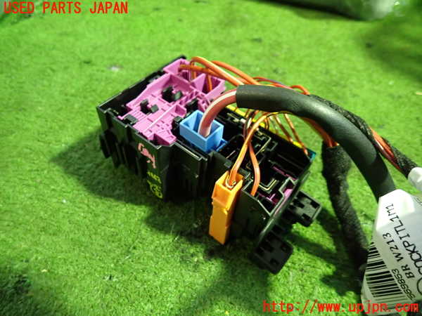 5UPJ-20526742]ベンツ E220 d（S213）(BlueTEC) ステーションワゴン(213204C)ヒューズボックス2 中古_m0002.jpg