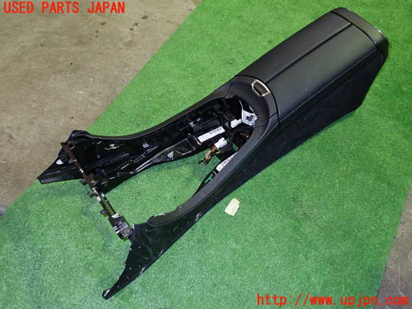 5UPJ-20527540]ベンツ E220 d（S213）(BlueTEC) ステーションワゴン(213204C)センターコンソール 中古_m0002.jpg