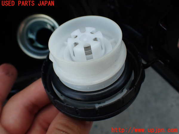 2UPJ-20651690]ランクル200系(URJ202W)フューエルリッド 中古_m0004.jpg