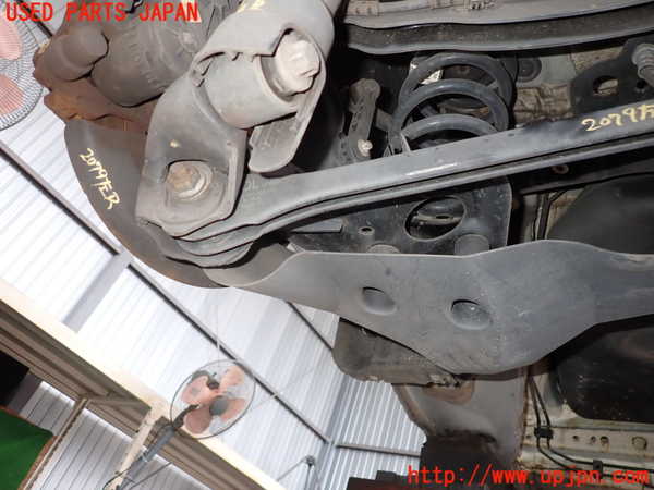 5UPJ-20794305]BMW 218d アクティブツアラー(2C20)(F45)左リアナックルハブ 中古_m0001.jpg